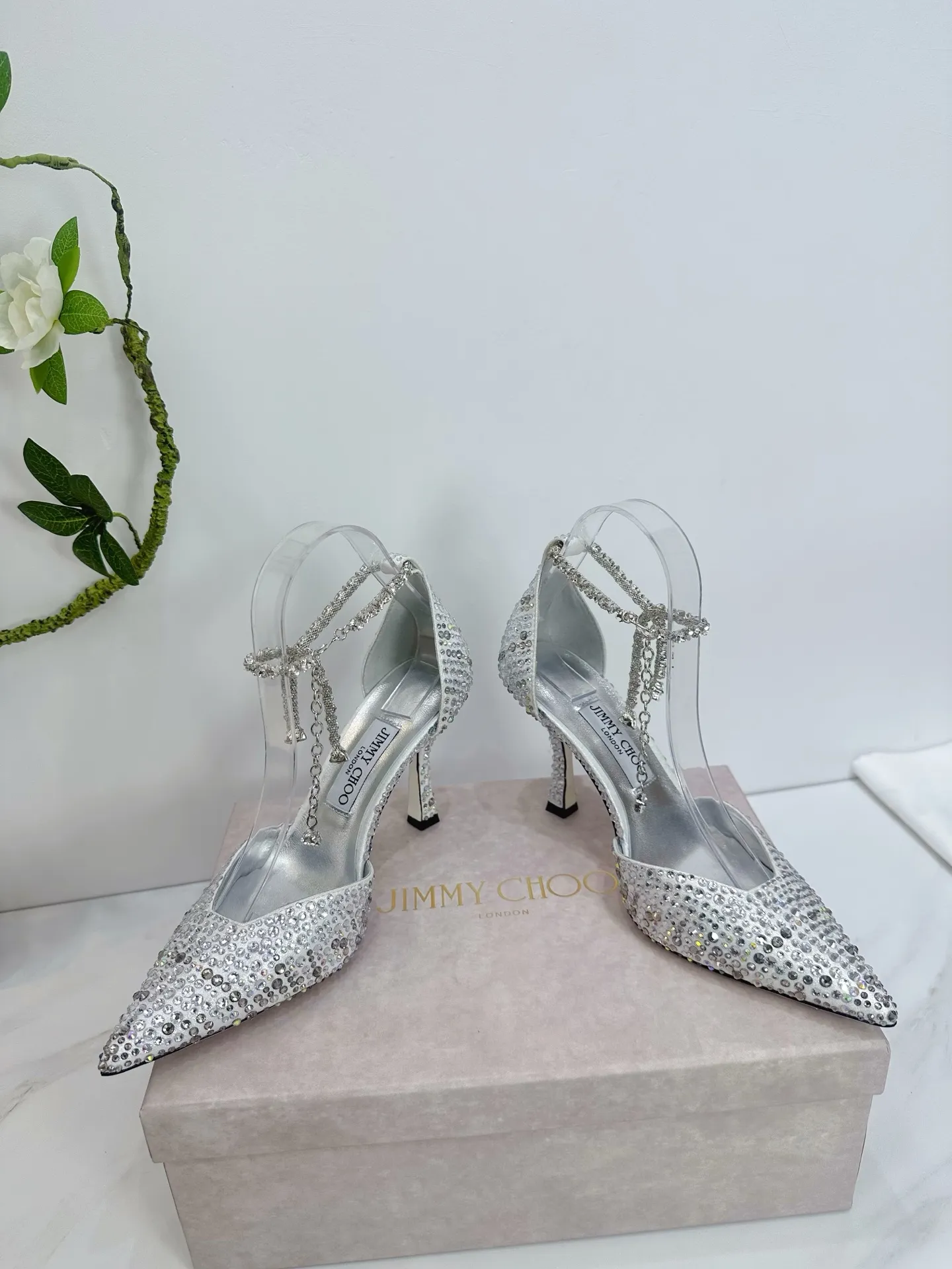 👟👟Ex-factory price 820👟👟 JIMMY CHOO (Jimmy CHOO) 💝💝💝 is a very comprehensive noble fashion lifestyle brand, with a series of women's high-heeled, medium-heeled, flat-heeled sandals with the same strap from major fashion bloggers and celebrities in Hong Kong and the United States.  The Australian pointed toe, round toe and square toe series are simply beautiful. Fall in love with elegance and playful sense of the future. Just by looking at them, you want to own them immediately, but you can really think about a pair of exquisite high heels~~~~~~~~~~~~~~~~~ 💝This series is specially designed for extraordinary and indifferent ladies, thus creating a unique overall effect, Jimmy Choo Design products that inspire women to move forward and show their charm💝💝💝 1⃣️Material: Imported silk hot diamond 2⃣️Inner: Imported Italian lambskin, super soft and delicate 3⃣️Outsole: Imported Italian original original color genuine leather injection molded outsole Heel height 8.5 4⃣️Code number: 35 to 39 (34.40.41.42. Customized)